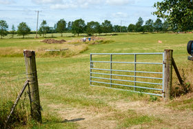 Manor field gate